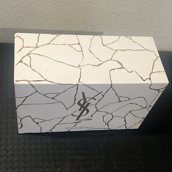 One authentic Yves Saint Laurent 2023 display retail box - Picture 2 of 7